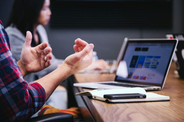 Top stratégies et outils clairs pour surveiller vos concurrents B2B